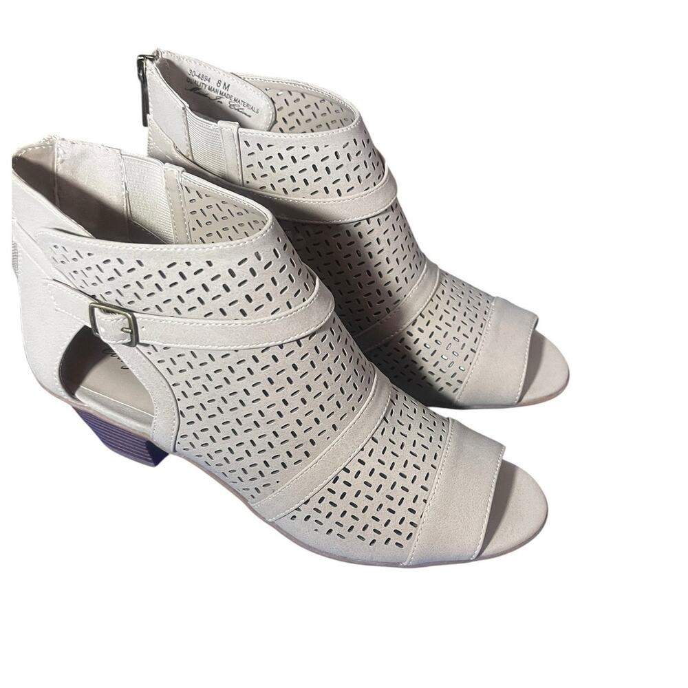 Easy Street Flex Sand Carrigan Size 8 NWB Peep Toe Booties Heel Zip Perforated